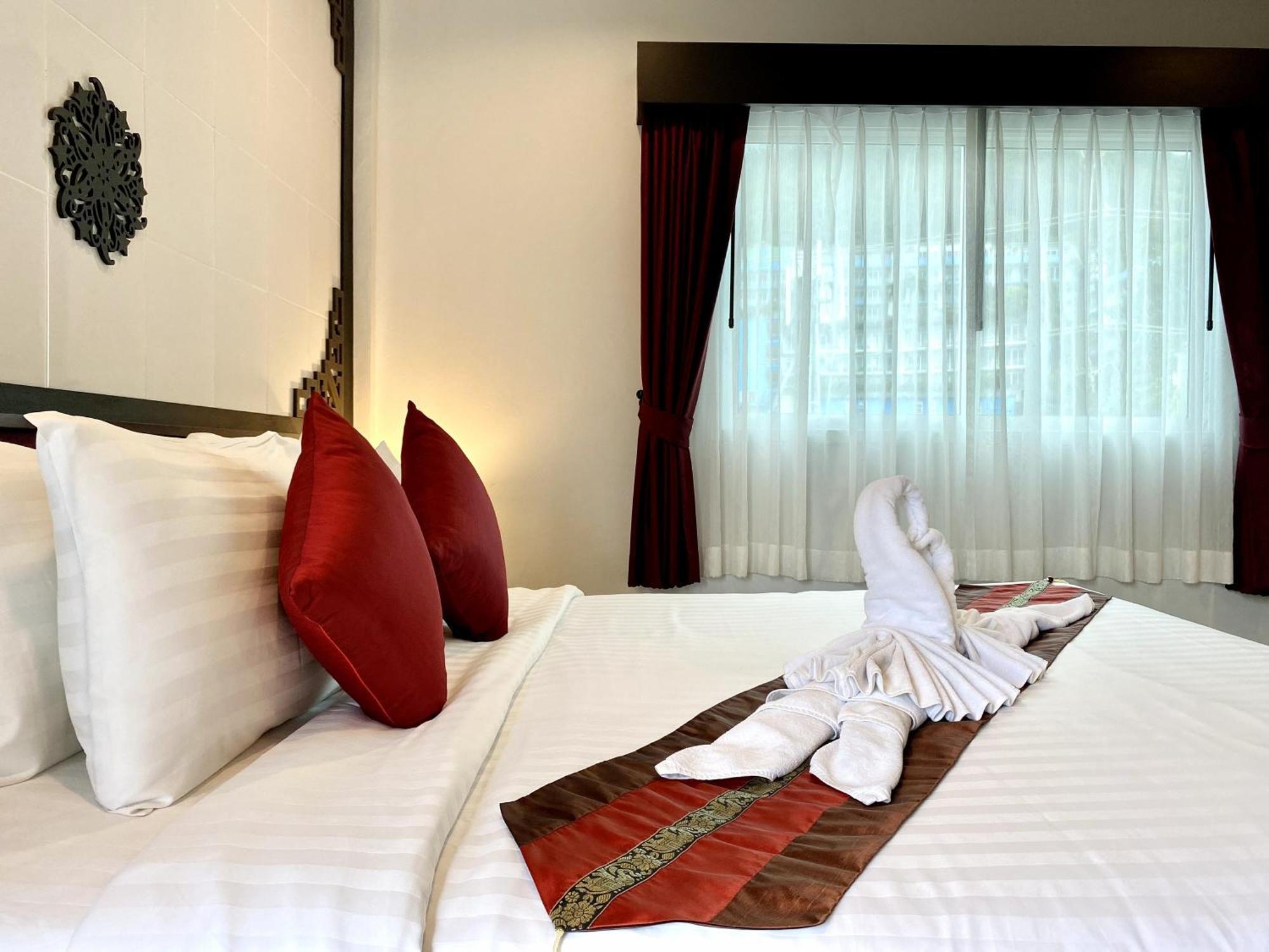 Sunray Beach Hotel Patong Exterior foto